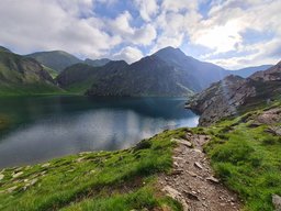 Bergersee und Berge Bergersee mit grünen Ufern und steilen Bergen im Hintergrund.
